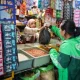 Pemilik kendaraan kini bisa memperpanjang STNK tanpa KTP pemilik lama, terutama untuk kendaraan bekas. Kini, persyaratan menunjukkan KTP pemilik lama saat pengesahan STNK tahunan sudah tidak berlaku dan digantikan dengan prosedur baru, yakni mengisi formulir pernyataan di Samsat. Jadi sekarang masyarakat yang hendak memperpanjang STNK kini cukup membawa KTP pemilik baru serta STNK kendaraan, tanpa perlu lagi mencari data atau identitas pemilik sebelumnya. Kebijakan ini sudah berlaku di Jawa Barat yang rencananya akan berlaku secara nasional. Dirregident Korlantas Polri Brigjen Pol Wibowo menyatakan kebijakan ini dibuat untuk memudahkan masyarakat, terutama pembeli kendaraan bekas yang belum balik nama. Wibowo menyampaikan bahwa pihaknya telah berkoordinasi dengan pemerintah daerah untuk tetap menerima proses pengesahan kendaraan yang sudah berpindah tangan. Dengan begitu, masyarakat tetap bisa membayar pajak, namun tetap diarahkan agar segera melakukan proses balik nama. “Makanya nanti pada saat terjadi yang demikian, masyarakat datang ingin bayar pajak, ingin melakukan pengesahan terhadap kendaraan yang sudah berpindah tangan atau berpindah kepemilikan, nanti akan kami berikan formulir pernyataan di Samsat,” kata Wibowo, dikutip dari Kompas, Kamis (23/4/2026). Formulir ini berisi pernyataan bahwa pemohon adalah pemilik kendaraan yang sah, permohonan pemblokiran data ke depan, serta kesanggupan untuk melakukan balik nama pada tahun berikutnya. “Jadi sekarang masyarakat datang ke Samsat, yang ternyata masyarakat tersebut adalah pemilik baru dan tidak sesuai dengan STNK atau dokumen kendaraan bermotornya, tetap kami layani. Tetapi kami arahkan,” tambah Wibowo. Berikut poin-poin ringkasnya: 1. Pemilik kendaraan kini bisa memperpanjang STNK tanpa KTP pemilik lama, terutama untuk kendaraan bekas. 2. Syarat lama diganti dengan pengisian formulir pernyataan di Samsat. 3. Cukup membawa KTP pemilik baru dan STNK kendaraan. 4. Proses pengesahan tetap dilayani meski data pemilik berbeda. 5. Pemohon akan diminta mengisi formulir pernyataan sebagai pemilik sah. 6. Formulir juga berisi permohonan blokir data lama dan komitmen untuk balik nama.