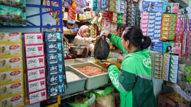 Pemilik kendaraan kini bisa memperpanjang STNK tanpa KTP pemilik lama, terutama untuk kendaraan bekas. Kini, persyaratan menunjukkan KTP pemilik lama saat pengesahan STNK tahunan sudah tidak berlaku dan digantikan dengan prosedur baru, yakni mengisi formulir pernyataan di Samsat. Jadi sekarang masyarakat yang hendak memperpanjang STNK kini cukup membawa KTP pemilik baru serta STNK kendaraan, tanpa perlu lagi mencari data atau identitas pemilik sebelumnya. Kebijakan ini sudah berlaku di Jawa Barat yang rencananya akan berlaku secara nasional. Dirregident Korlantas Polri Brigjen Pol Wibowo menyatakan kebijakan ini dibuat untuk memudahkan masyarakat, terutama pembeli kendaraan bekas yang belum balik nama. Wibowo menyampaikan bahwa pihaknya telah berkoordinasi dengan pemerintah daerah untuk tetap menerima proses pengesahan kendaraan yang sudah berpindah tangan. Dengan begitu, masyarakat tetap bisa membayar pajak, namun tetap diarahkan agar segera melakukan proses balik nama. “Makanya nanti pada saat terjadi yang demikian, masyarakat datang ingin bayar pajak, ingin melakukan pengesahan terhadap kendaraan yang sudah berpindah tangan atau berpindah kepemilikan, nanti akan kami berikan formulir pernyataan di Samsat,” kata Wibowo, dikutip dari Kompas, Kamis (23/4/2026). Formulir ini berisi pernyataan bahwa pemohon adalah pemilik kendaraan yang sah, permohonan pemblokiran data ke depan, serta kesanggupan untuk melakukan balik nama pada tahun berikutnya. “Jadi sekarang masyarakat datang ke Samsat, yang ternyata masyarakat tersebut adalah pemilik baru dan tidak sesuai dengan STNK atau dokumen kendaraan bermotornya, tetap kami layani. Tetapi kami arahkan,” tambah Wibowo. Berikut poin-poin ringkasnya: 1. Pemilik kendaraan kini bisa memperpanjang STNK tanpa KTP pemilik lama, terutama untuk kendaraan bekas. 2. Syarat lama diganti dengan pengisian formulir pernyataan di Samsat. 3. Cukup membawa KTP pemilik baru dan STNK kendaraan. 4. Proses pengesahan tetap dilayani meski data pemilik berbeda. 5. Pemohon akan diminta mengisi formulir pernyataan sebagai pemilik sah. 6. Formulir juga berisi permohonan blokir data lama dan komitmen untuk balik nama.