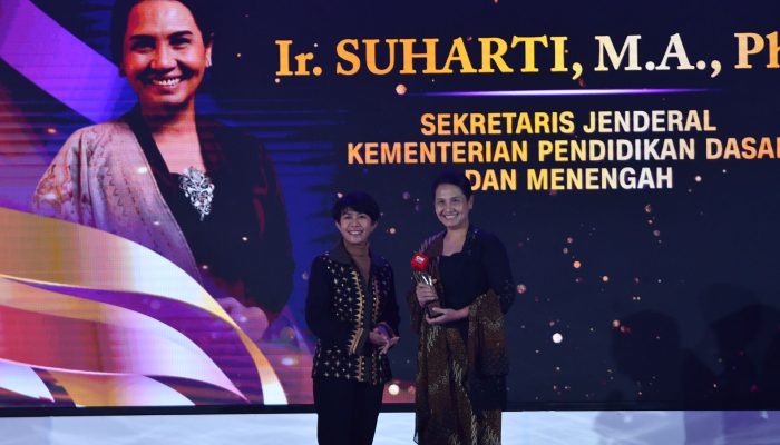 Sesjen Kemendikdasmen Suharti Raih Indonesia Leading Woman Awards 2026