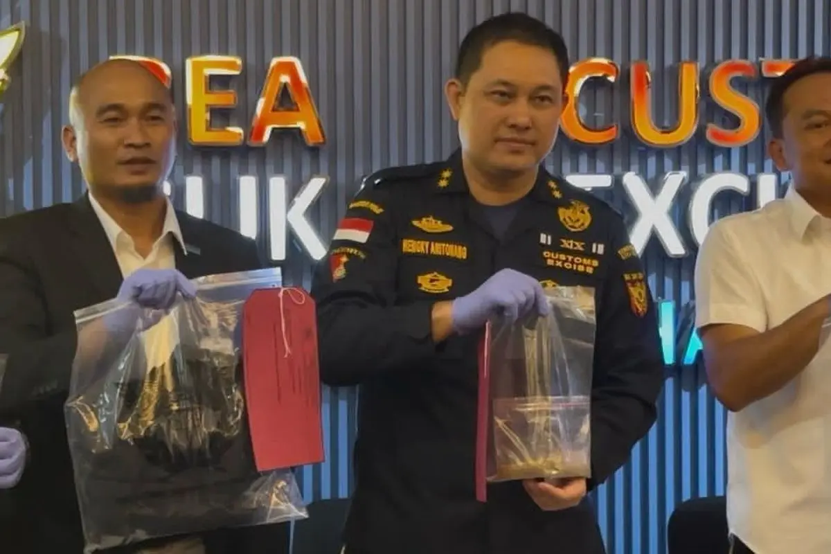 Butiran emas berkadar tinggi yang ditemukan petugas tersembunyi di dalam lapisan gel popok dewasa yang dikenakan oleh tersangka MTNP.