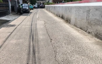 Kondisi rumah kosong dan infrastruktur rusak akibat banjir di Taman Mangu Indah.