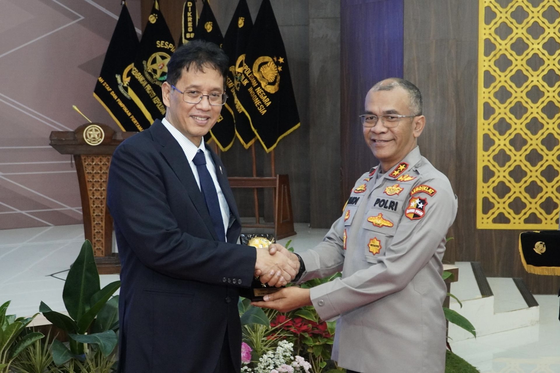 Menteri Keuangan Purbaya Yudhi Sadewa saat memberikan paparan mengenai sinergi kebijakan fiskal dan penegakan hukum dalam Dialog Kebangsaan di Bandung.