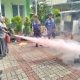 Simulasi pemadaman api menggunakan APAR oleh pegawai SPPG Bugel di bawah bimbingan BPBD Kota Tangerang.