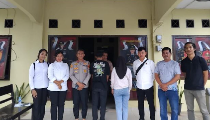 Miris, Suami Jaga Anak Saat Istri Layani Pelanggan