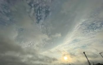 Peta prakiraan cuaca yang menunjukkan sebaran hujan ringan di wilayah Tangerang dan sekitarnya untuk memandu aktivitas warga.