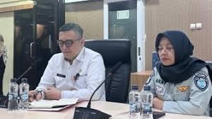 Muhammad Hidayat (Kepala BPKAD) dan Beni Rahmat (Kepala BKPSDM) saat menyampaikan hasil monitoring kebijakan kerja fleksibel ASN di Tangerang.