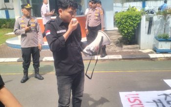 Aksi demonstrasi massa di depan kantor PDAM Kabupaten Tangerang terkait dugaan korupsi proyek air.