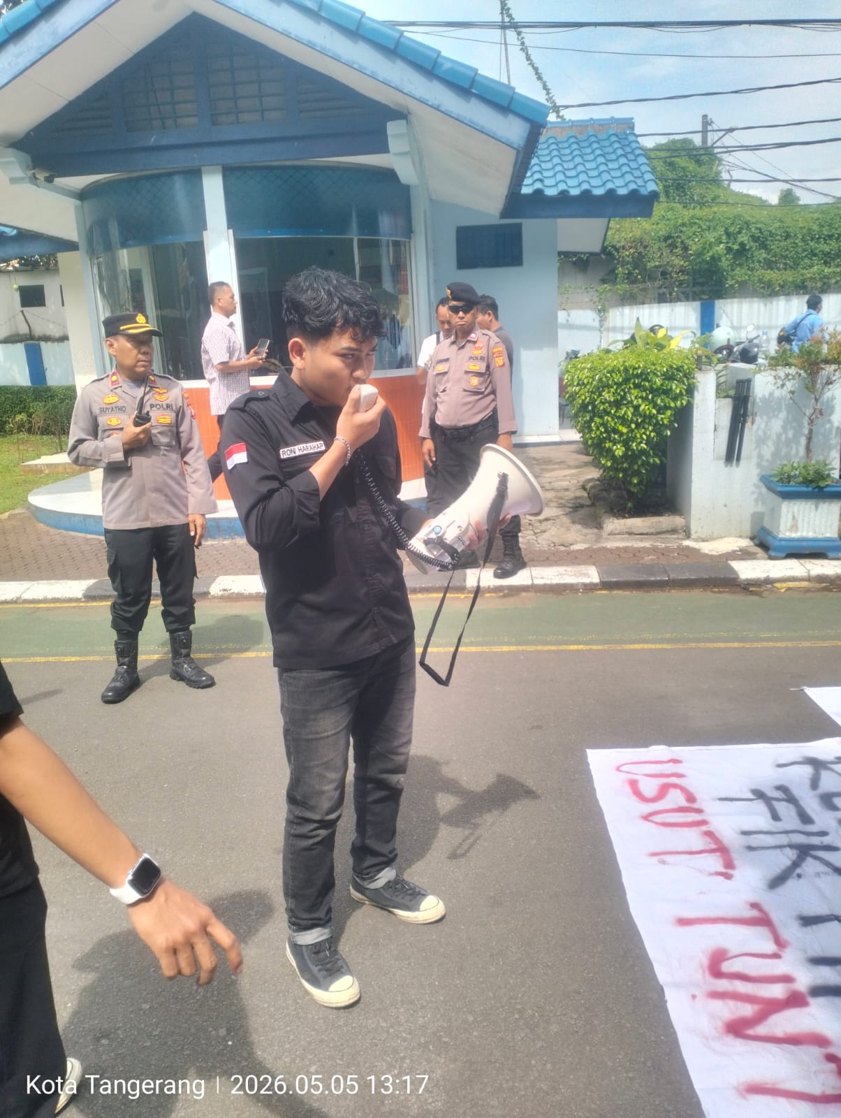Aksi demonstrasi massa di depan kantor PDAM Kabupaten Tangerang terkait dugaan korupsi proyek air.