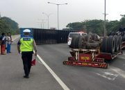 Truk Kontainer Ugal-ugalan Terjang Tigaraksa Hingga Rusak Fasilitas Tol Bitung