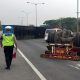 Laporan insiden truk kontainer ugal-ugalan yang merusak fasilitas publik di Tol Bitung.