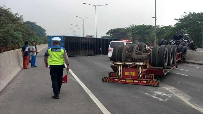Laporan insiden truk kontainer ugal-ugalan yang merusak fasilitas publik di Tol Bitung.