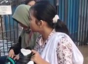 Proses evakuasi siswa sekolah dan warga menggunakan perahu karet di Kelurahan Petir, Cipondoh.