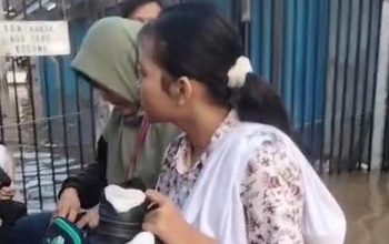 Proses evakuasi siswa sekolah dan warga menggunakan perahu karet di Kelurahan Petir, Cipondoh.