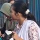 Proses evakuasi siswa sekolah dan warga menggunakan perahu karet di Kelurahan Petir, Cipondoh.