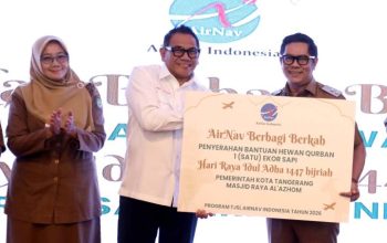 Wakil Wali Kota Tangerang H. Maryono saat menghadiri dan memberikan sambutan dalam acara penyerahan bantuan hewan kurban TJSL PT AirNav Indonesia di Neglasari.