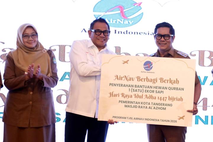 Wakil Wali Kota Tangerang H. Maryono saat menghadiri dan memberikan sambutan dalam acara penyerahan bantuan hewan kurban TJSL PT AirNav Indonesia di Neglasari.