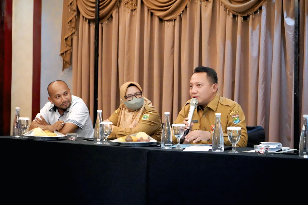 Kepala Disnaker Kabupaten Tangerang Rudi Lesmana memimpin Rapat Koordinasi TKDV bersama narasumber Bappenas di The Grantage Hotel.
