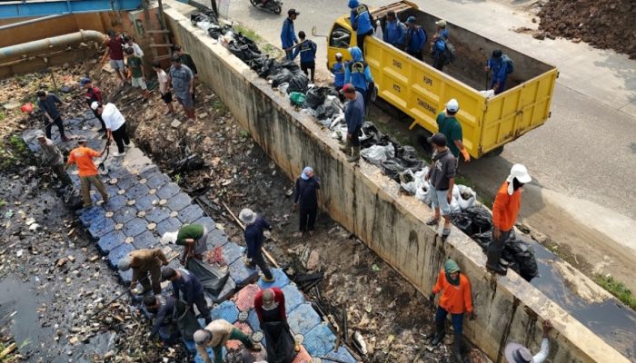 Sinergi Pemprov Banten, Pemkot Tangerang, dan Banksasuci Bersihkan 30 Ton Sampah di Kali Ledug