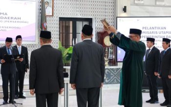 Bupati Tangerang Moch. Maesyal Rasyid mengambil sumpah jabatan Muhammad Hidayat dan Syaifullah sebagai Komisaris Utama BUMD di Pendopo Bupati.