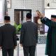 Bupati Tangerang Moch. Maesyal Rasyid mengambil sumpah jabatan Muhammad Hidayat dan Syaifullah sebagai Komisaris Utama BUMD di Pendopo Bupati.