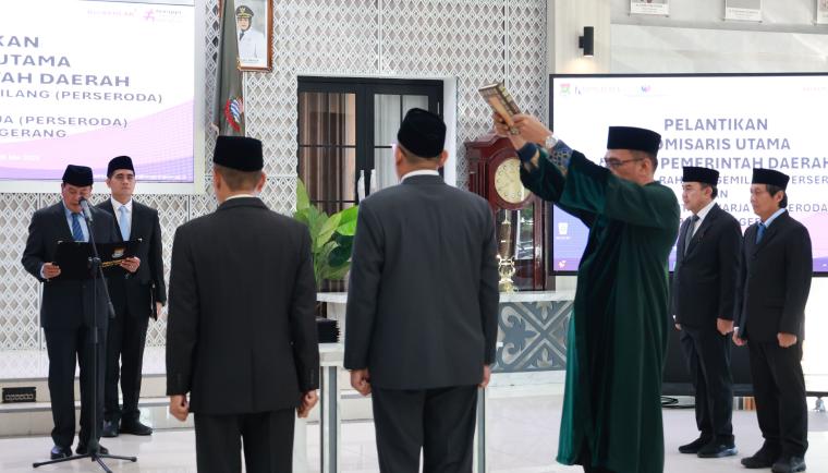 Bupati Tangerang Moch. Maesyal Rasyid mengambil sumpah jabatan Muhammad Hidayat dan Syaifullah sebagai Komisaris Utama BUMD di Pendopo Bupati.