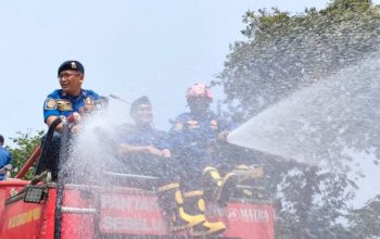 STERILISASI JALUR UTAMA: Personel BPBD Kota Tangerang melakukan penyiraman dan pembersihan material minyak curah di Jalan Jenderal Sudirman, Kelurahan Babakan, Tangerang, Senin (18/5/2026). Langkah darurat ini dilakukan menyusul insiden kecelakaan beruntun sembilan pemotor akibat kebocoran truk tangki.