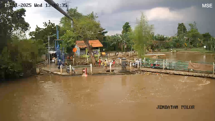 Foto udara kondisi aliran air Kali Angke yang terhambat di sekitar konstruksi Bendungan Polor, Cipondoh, Kota Tangerang