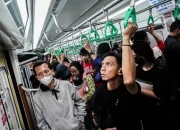 Penumpukan penumpang KRL Commuter Line di peron Stasiun Jurang Mangu akibat gangguan teknis.