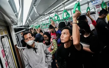 Penumpukan penumpang KRL Commuter Line di peron Stasiun Jurang Mangu akibat gangguan teknis.