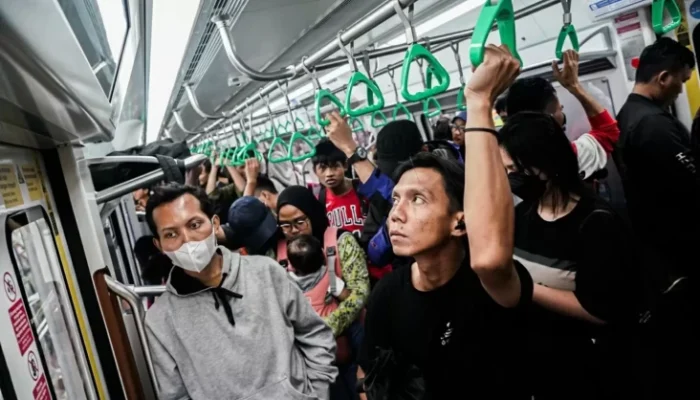 Sambaran Petir Lumpuhkan KRL Rangkasbitung, Ratusan Penumpang Terjebak di Stasiun Jurang Mangu