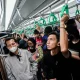 Penumpukan penumpang KRL Commuter Line di peron Stasiun Jurang Mangu akibat gangguan teknis.