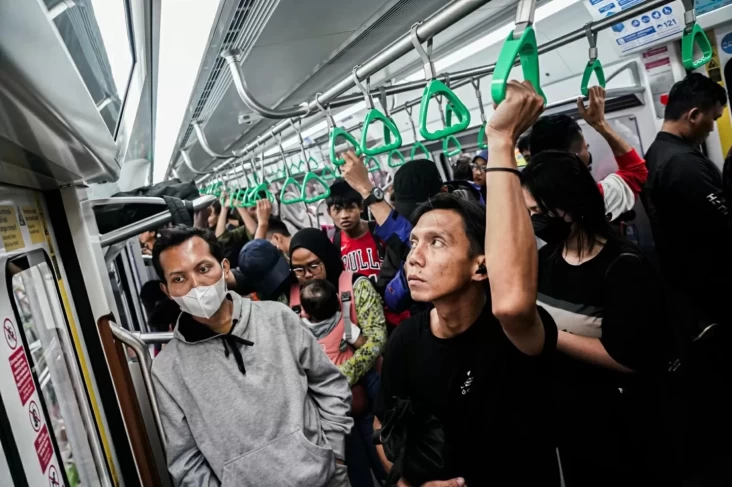 Penumpukan penumpang KRL Commuter Line di peron Stasiun Jurang Mangu akibat gangguan teknis.