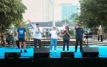 Wakil Wali Kota Tangerang Maryono Hasan saat menghadiri dan mengamati atmosfer perlombaan lari Bandoeng 10K 2026 di kawasan Taman Balaikota Bandung.
