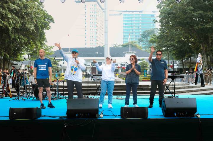 Wakil Wali Kota Tangerang Maryono Hasan saat menghadiri dan mengamati atmosfer perlombaan lari Bandoeng 10K 2026 di kawasan Taman Balaikota Bandung.
