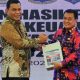 Kepala Perwakilan BPK RI Banten Firman Nurcahyadi menyerahkan dokumen LHP Opini WTP ke-18 kepada Bupati Tangerang Moch. Maesyal Rasyid.