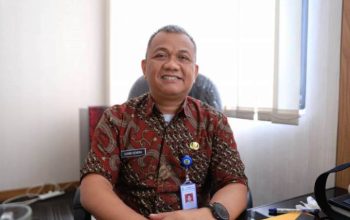 Kepala Disnaker Kota Tangerang Ujang Hendra Gunawan saat memberikan pengarahan terkait kesiapan dokumen lowongan kerja bagi pencari kerja lokal.