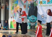 Ratusan siswi SMAN 2 Kota Tangerang saat mengikuti prosesi minum Tablet Tambah Darah (TTD) secara serentak dalam rangkaian program Gerakan Aksi Bergizi yang diinisiasi oleh Dinas Kesehatan Kota Tangerang.