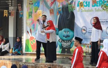 Ratusan siswi SMAN 2 Kota Tangerang saat mengikuti prosesi minum Tablet Tambah Darah (TTD) secara serentak dalam rangkaian program Gerakan Aksi Bergizi yang diinisiasi oleh Dinas Kesehatan Kota Tangerang.