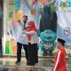 Ratusan siswi SMAN 2 Kota Tangerang saat mengikuti prosesi minum Tablet Tambah Darah (TTD) secara serentak dalam rangkaian program Gerakan Aksi Bergizi yang diinisiasi oleh Dinas Kesehatan Kota Tangerang.