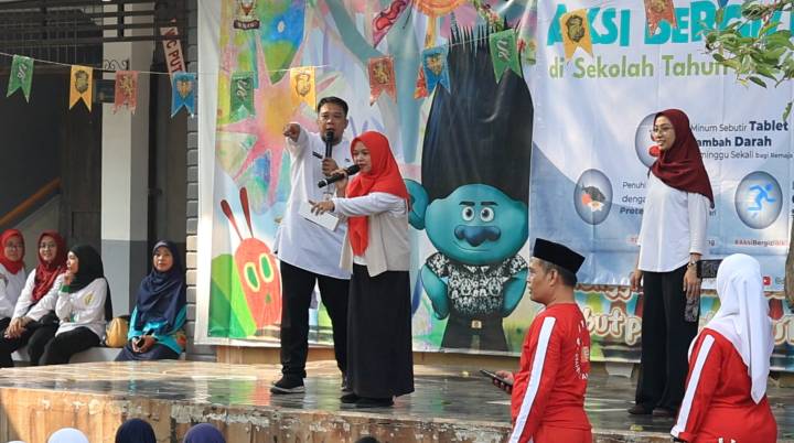 Ratusan siswi SMAN 2 Kota Tangerang saat mengikuti prosesi minum Tablet Tambah Darah (TTD) secara serentak dalam rangkaian program Gerakan Aksi Bergizi yang diinisiasi oleh Dinas Kesehatan Kota Tangerang.