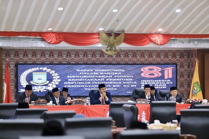 Wali Kota Tangerang Sachrudin bersama jajaran pimpinan DPRD Kota Tangerang saat menghadiri Rapat Paripurna mendengarkan Pidato Kenegaraan Presiden RI dalam rangka HUT ke-81 RI di Gedung Dewan.