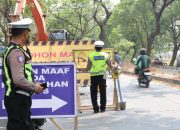 Petugas gabungan Dinas Perhubungan dan Satlantas memasang pembatas jalan untuk skema lawan arah di jalur Neglasari.