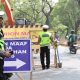 Petugas gabungan Dinas Perhubungan dan Satlantas memasang pembatas jalan untuk skema lawan arah di jalur Neglasari.