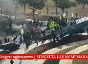 Kerumunan massa pengunjuk rasa dari ormas FBR saat memadati bundaran jalan utama Metland Cyber Puri hingga memicu kemacetan panjang kendaraan.