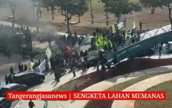 Kerumunan massa pengunjuk rasa dari ormas FBR saat memadati bundaran jalan utama Metland Cyber Puri hingga memicu kemacetan panjang kendaraan.