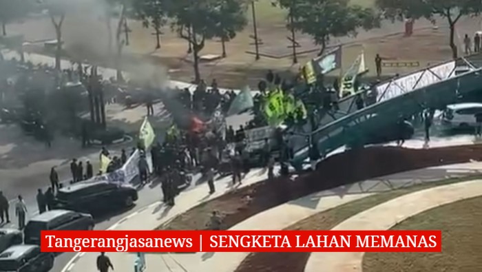 Kerumunan massa pengunjuk rasa dari ormas FBR saat memadati bundaran jalan utama Metland Cyber Puri hingga memicu kemacetan panjang kendaraan.