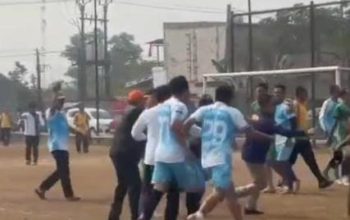 Atmosfer Stadion Mini Kecamatan Solear yang menjadi lokasi pertandingan sepak bola babak semifinal Pekan Olahraga antar Pegawai (POP) antara tim Polresta Tangerang dan DLHK Kabupaten Tangerang.