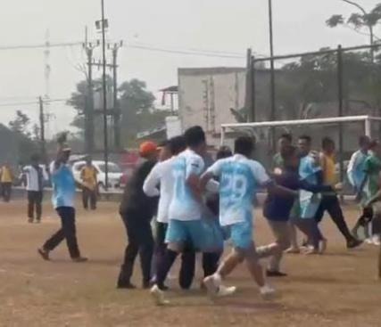 Atmosfer Stadion Mini Kecamatan Solear yang menjadi lokasi pertandingan sepak bola babak semifinal Pekan Olahraga antar Pegawai (POP) antara tim Polresta Tangerang dan DLHK Kabupaten Tangerang.