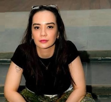 Potret tangkapan layar unggahan media sosial atau dokumentasi terkini dari pesinetron Putri Anne yang membagikan pesan mengenai transformasi hidup dan keyakinan barunya kepada publik.