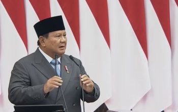 Presiden Republik Indonesia Prabowo Subianto didampingi Wakil Presiden Gibran Rakabuming Raka saat menyampaikan pidato kenegaraan dan laporan kinerja pemerintahan di atas podium ruang sidang paripurna MPR/DPR/DPD RI.